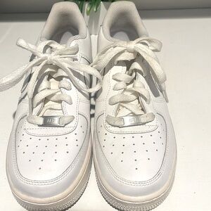 GENTLY WORN WHITE NIKE AIR FORCE 1’s SIZE 6Y